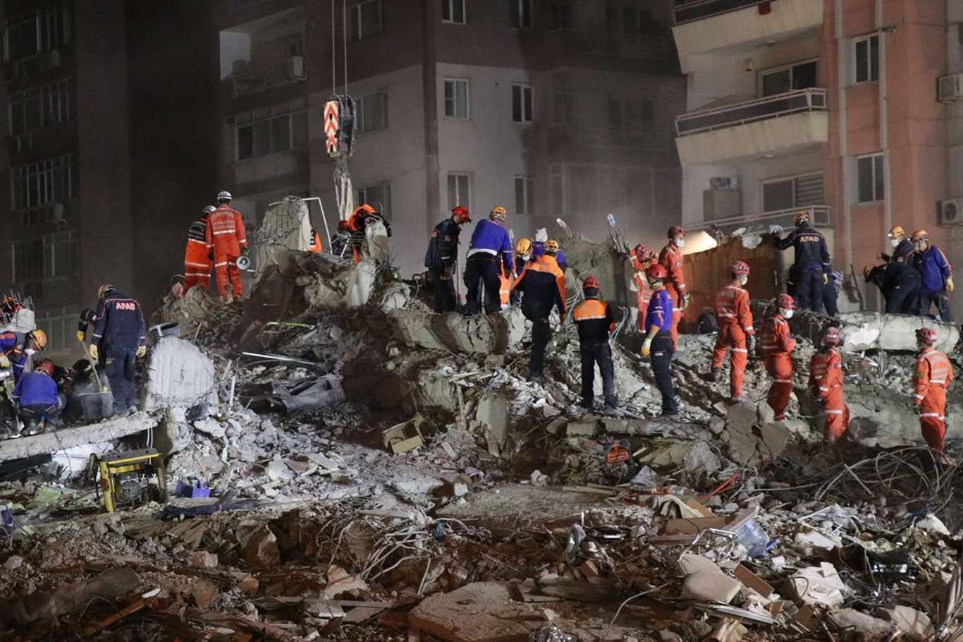  İzmir'deki depremde ölenlerin sayısı 114'e yükseldi İzmir'deki depremde ölenlerin sayısı 114'e yükseldi